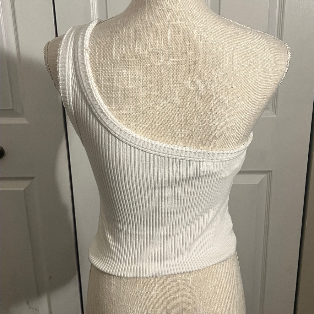Ribbed Asymmetrical Crop Top - Picture 2 of 3